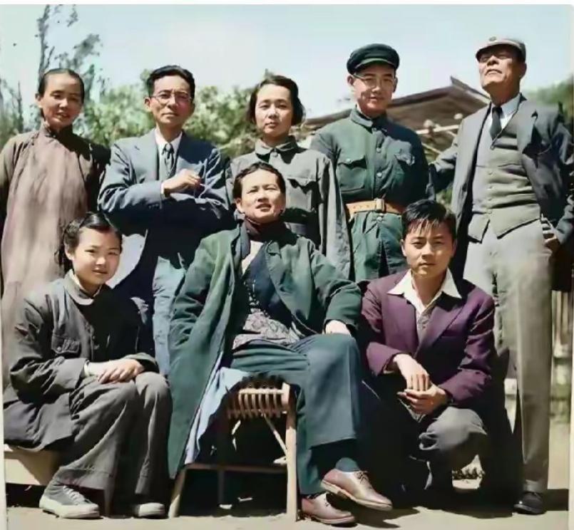 1949年林徽因、梁思成夫妇和子女以及亲友的合影，照片中林徽因坐在C位，翘着二郎