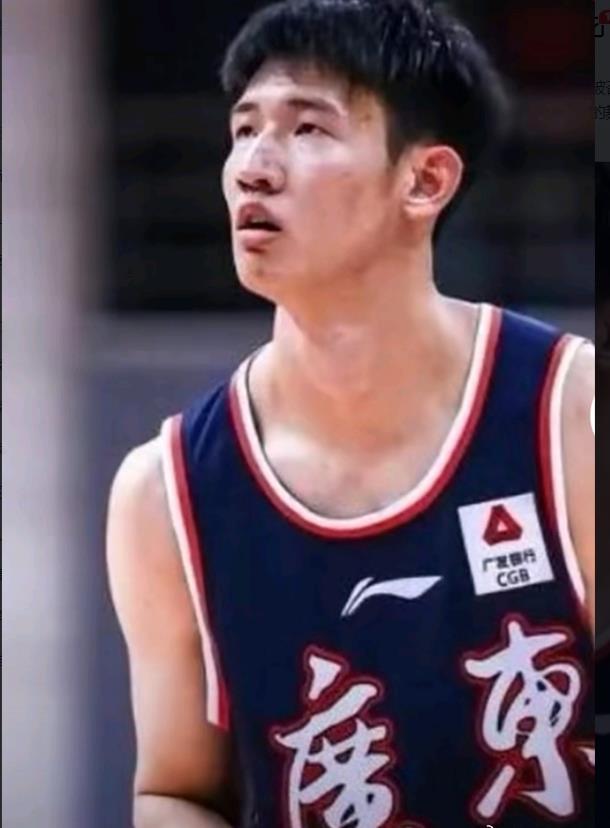 广东宏远队的黄明依去吉林队试训没通过，被吉林队退回了，看来广东球迷真的冤枉杜锋了