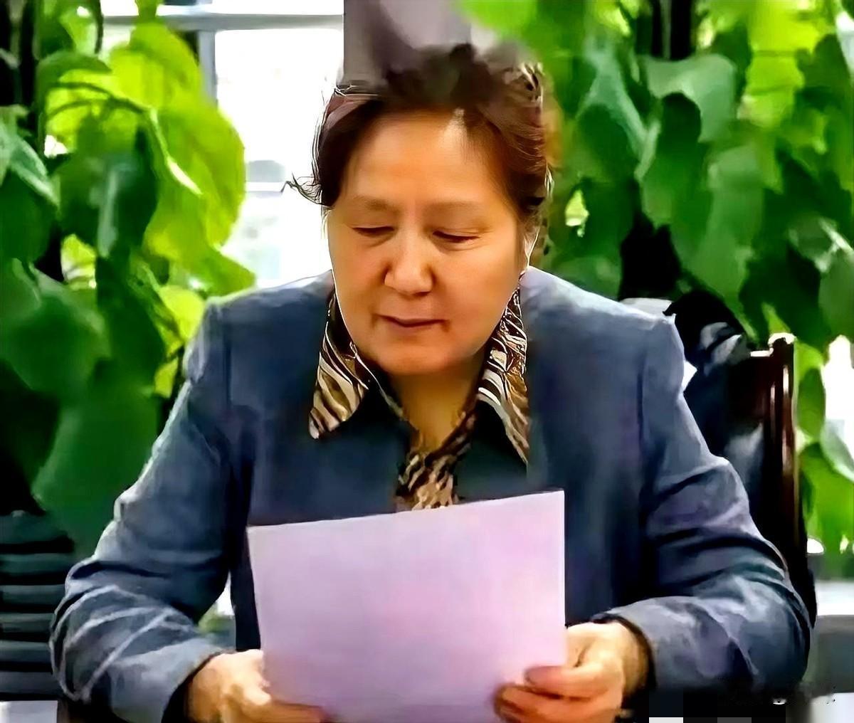 深夜吃瓜直接给我干精神了，贾浅浅的硕士导师被扒出来了。你绝对想不到，这位叫屈