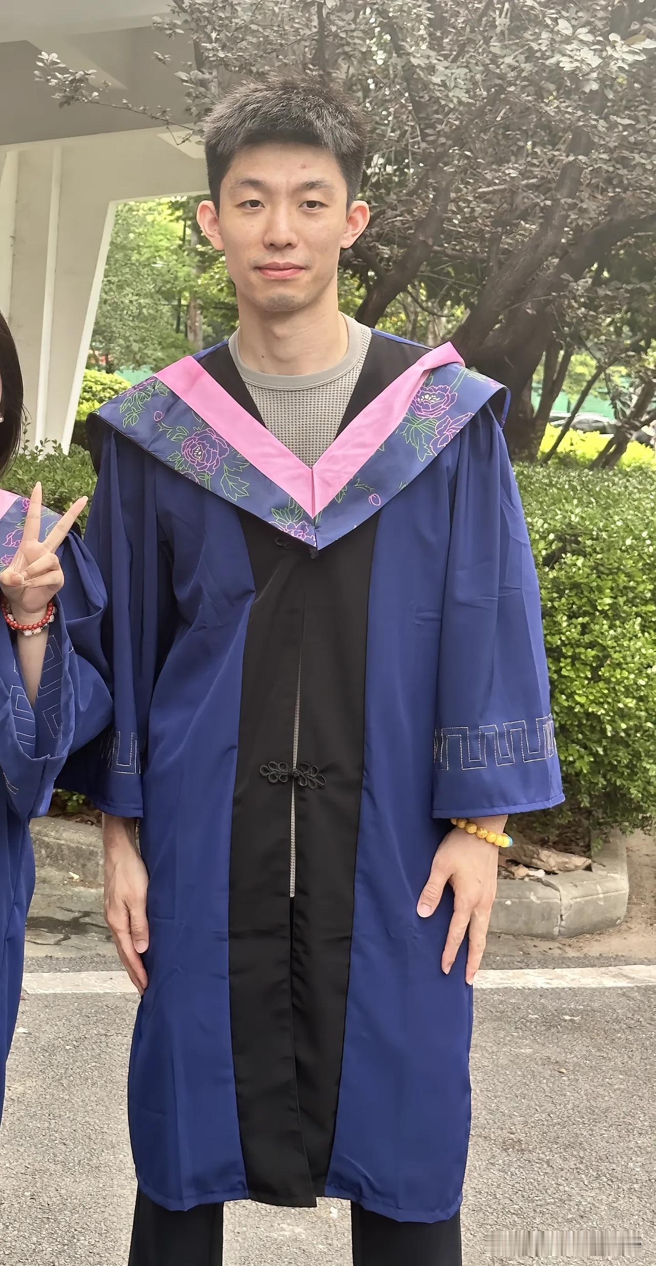 周恺从湖北工业大学毕业啦！6月16日，有网友晒出与周恺的毕业合照，我好羡慕呀