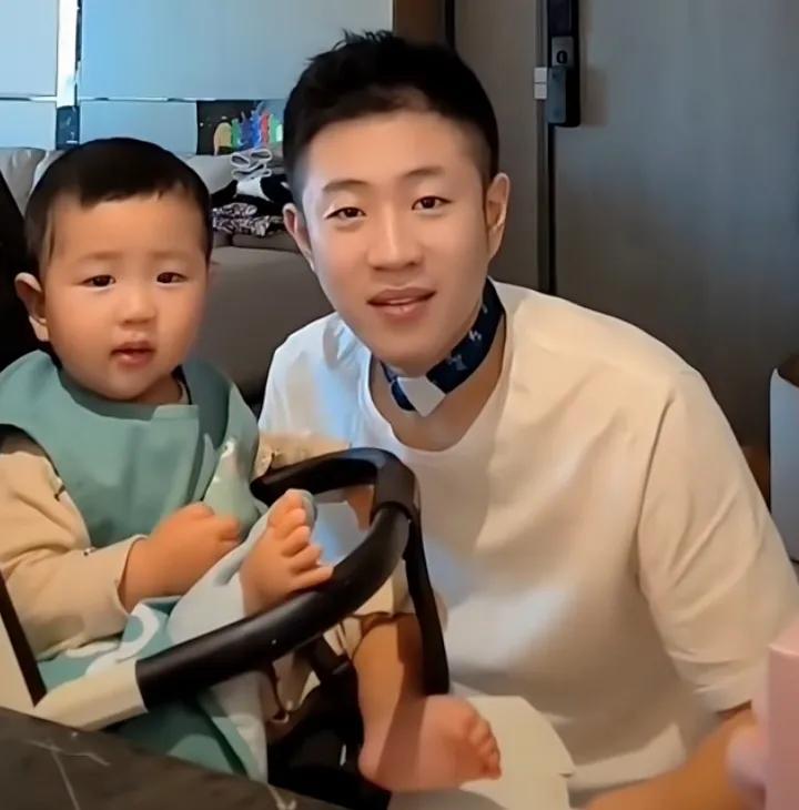 王亮露面了，沉寂快一年，大概是可以直播带货了，这一次与小儿子正正同框。这一年