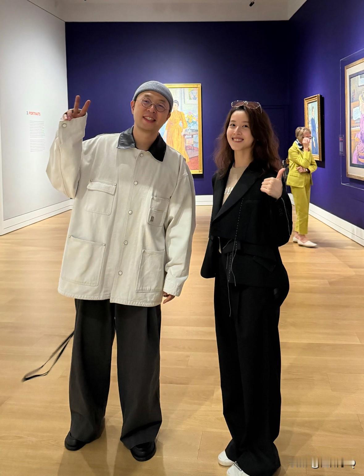 杜海涛和奶茶妹章泽天一起在伦敦逛画展，两人灿烂无比合影留念，沈梦辰看到要吃醋了。
