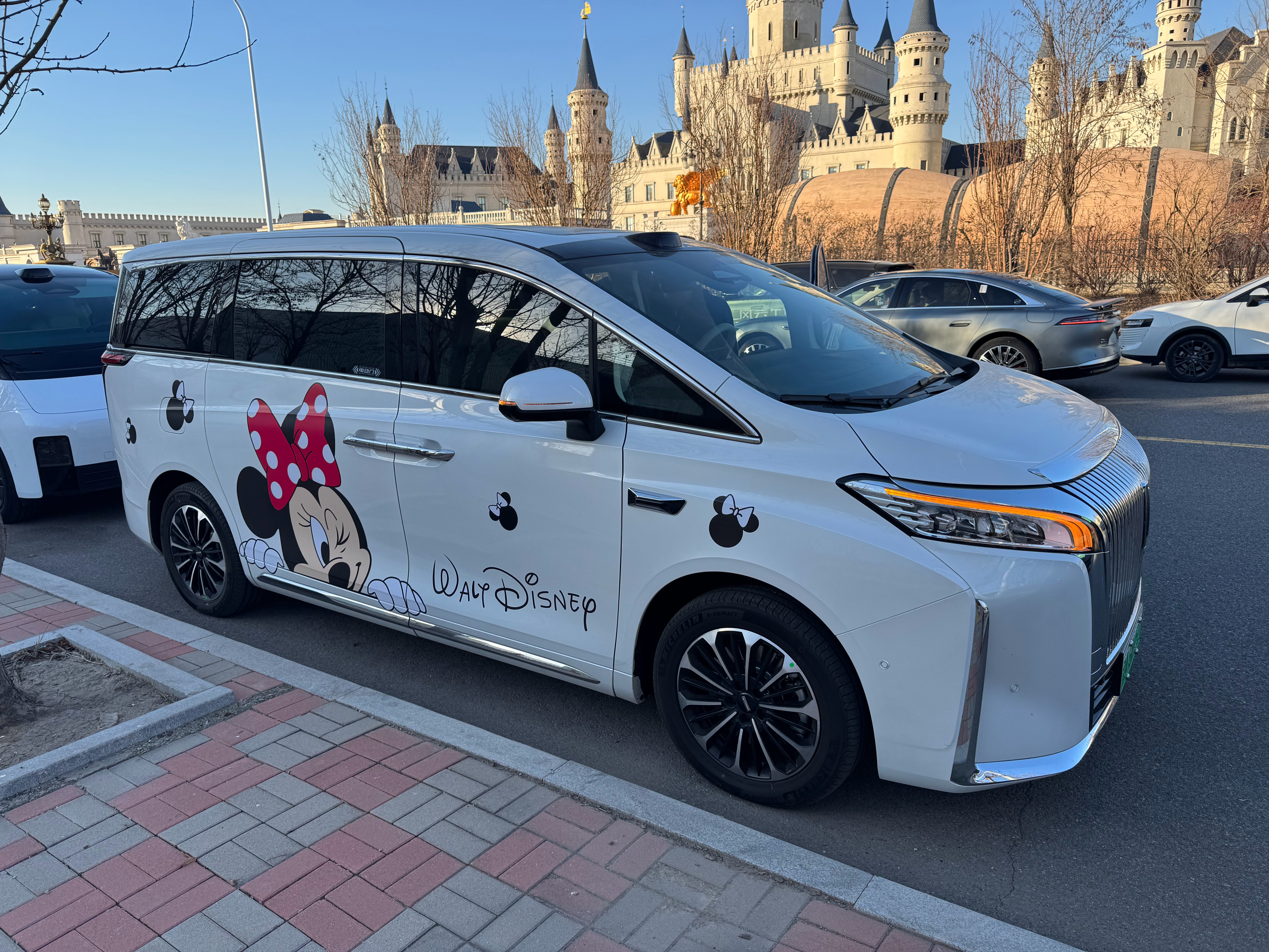 看这俩车，这不对上了吗？这说明都是居家好男人。