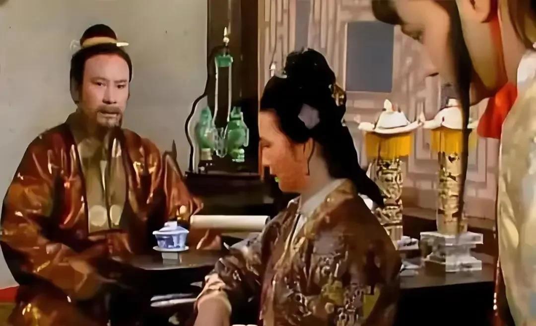 宝玉和宝钗的婚事刚过去不久，贾府就被抄家了。因为忙于婚事操劳的王夫人身体刚好那