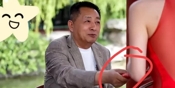 马筱梅在敬茶时，汪大爷给了她一个红包，估计有好几万。汪大爷是靠儿子汪小菲养活的
