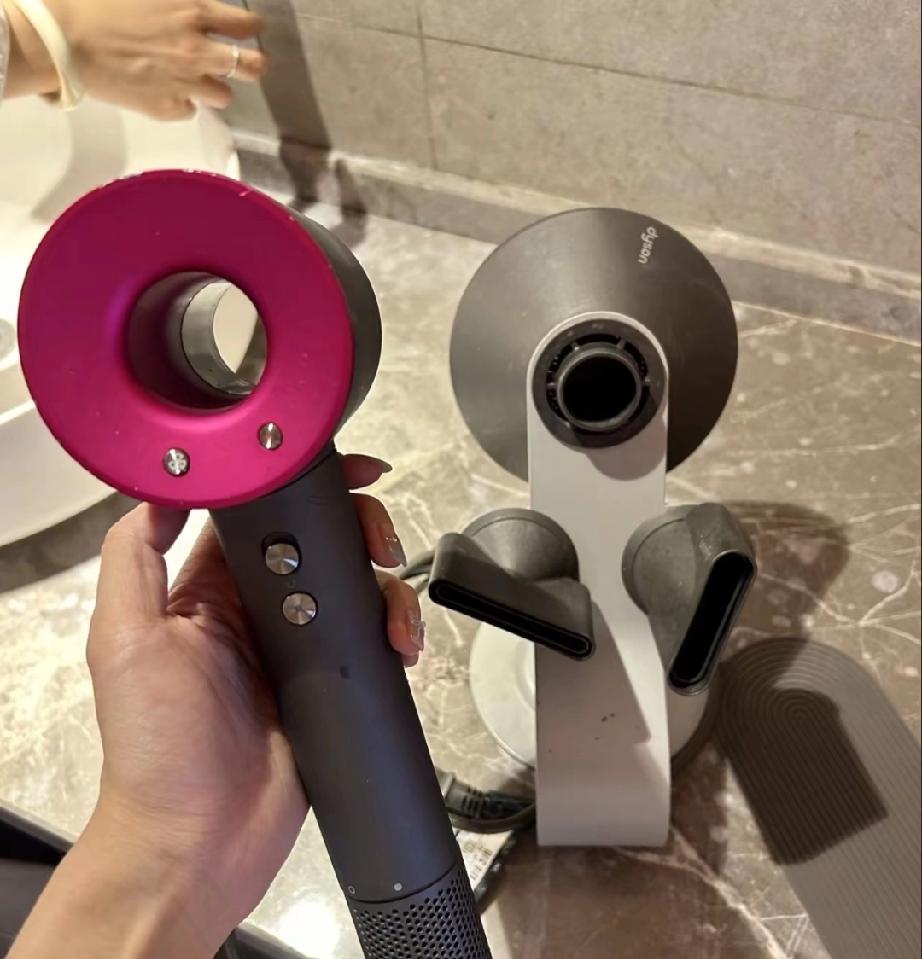 “必须严肃处理！”湖南长沙一家酒店最近遇到了一对奇怪的情侣，他们入住的当