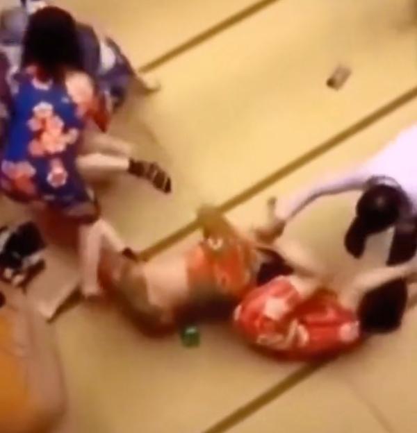 一个屁引起两女子混战！近日，某浴场休息室内两女子撕头发、扯内衣扭打成一团，辱骂声