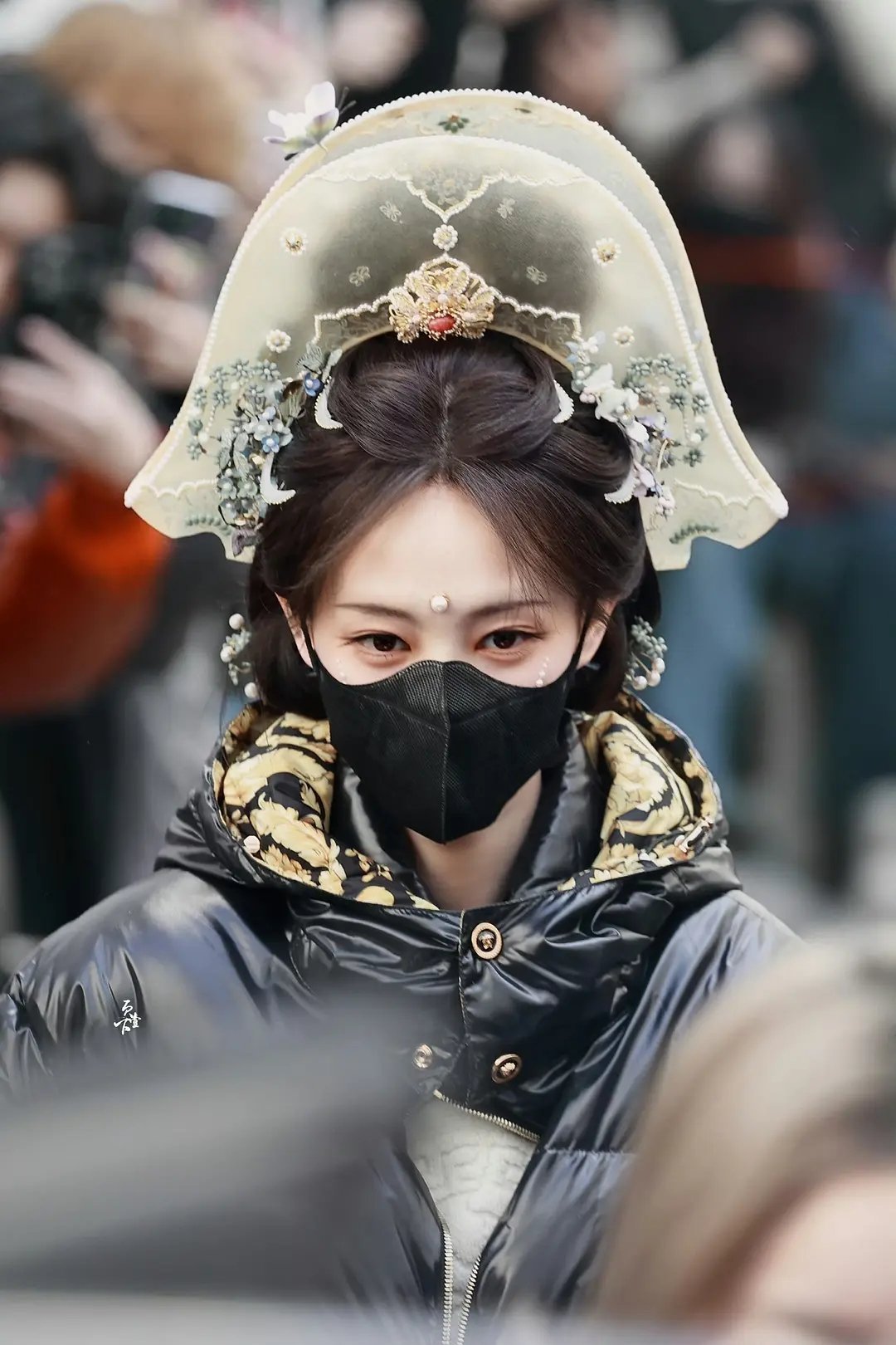 李一桐这戴的啥啊像塑料片宋制的冠居然有这么大吗？