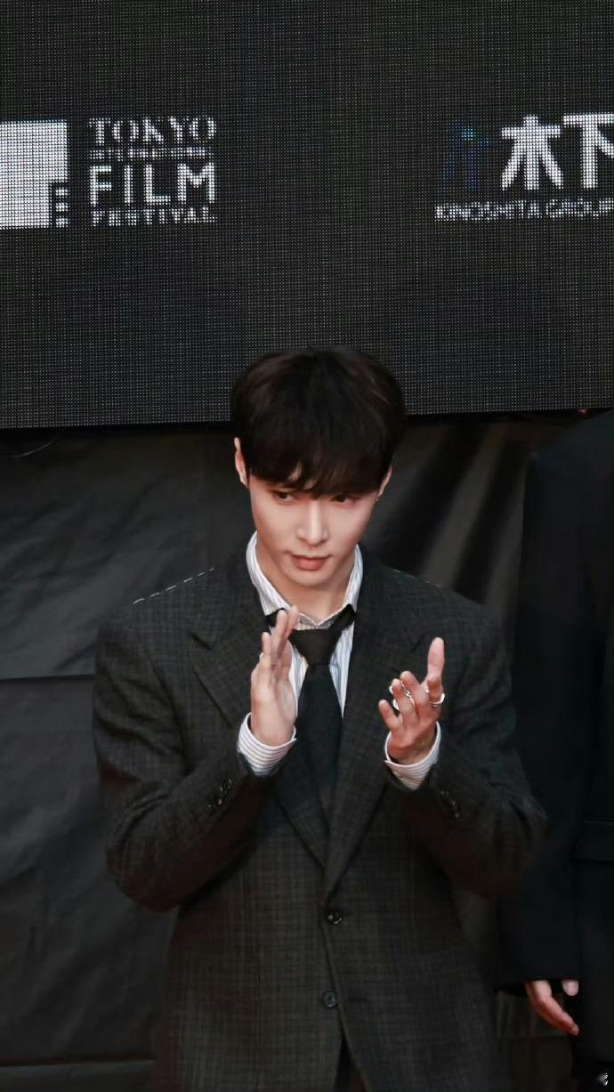 张艺兴东京电影节生图引发热议，“LAY”这一身份的关联讨论增多，他在生图中穿着