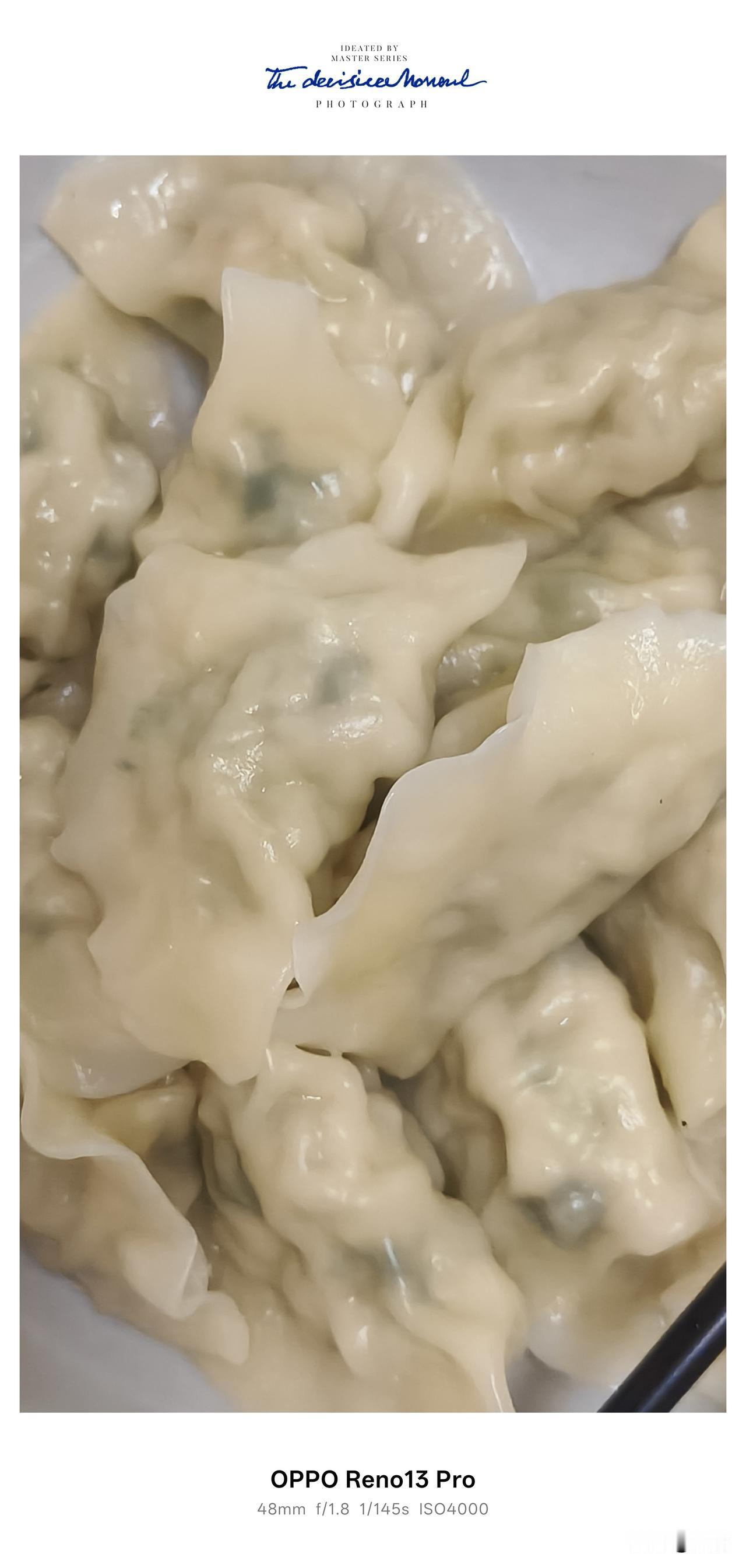 我更喜欢米饭。身为南方人，从小到大的主食就是米饭，一日三餐，总觉得餐桌上要有一