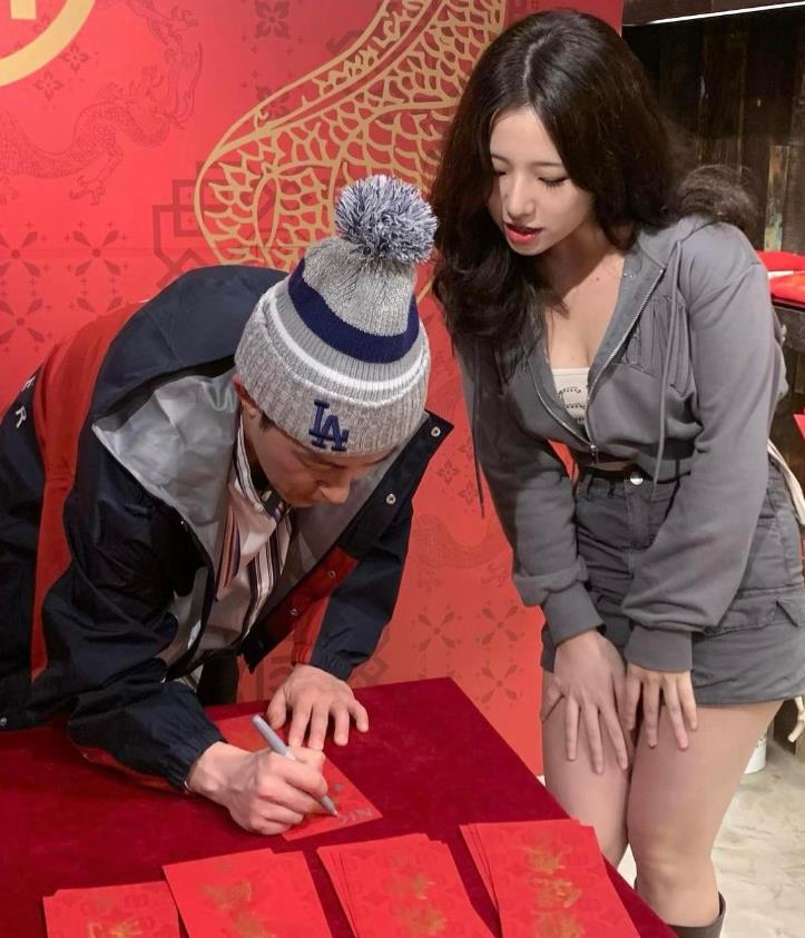 陈冠希给退选港姐赖佩琳签名，互动时举止落落大方。冠希还是比较爷们的，讲退出影视