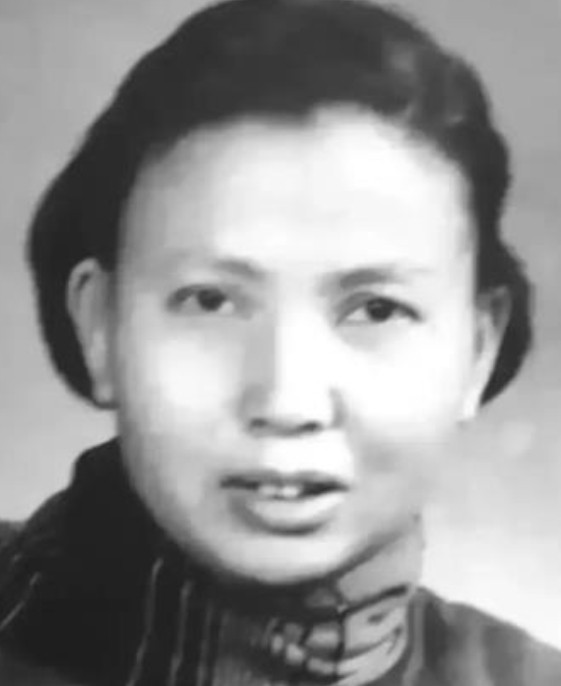 1941年，21岁的女战士莫林即将被活埋，敌人忽然发问：“你认不认识莫林？”莫林