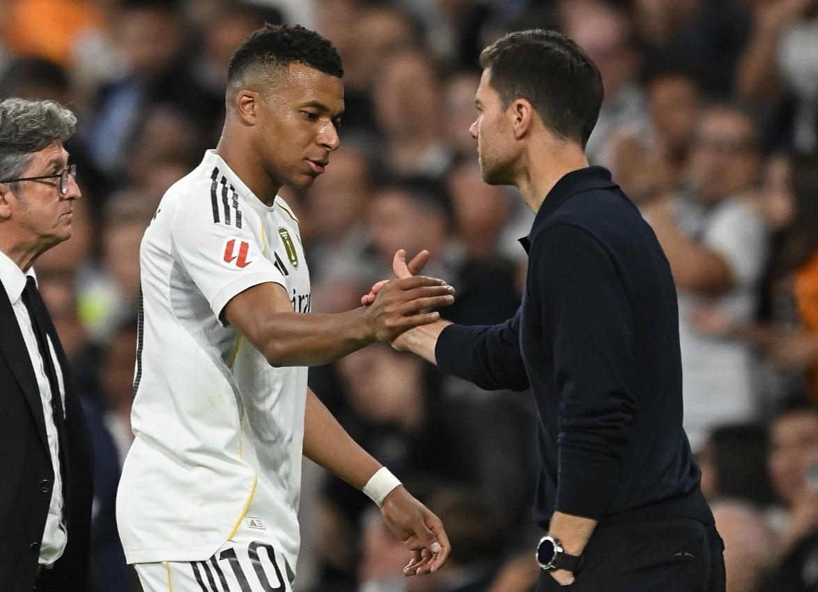 一觉醒来，皇马球迷的天亮了！主教练阿隆索下课了！在西超杯决赛2-3不敌巴萨后，皇