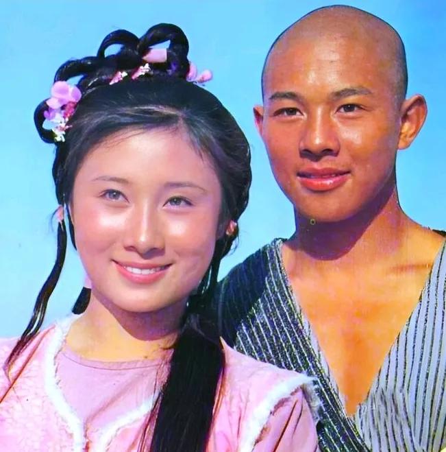 这是1986年李连杰与黄秋燕的合影，前妻黄秋燕是李连杰的同门师姐。