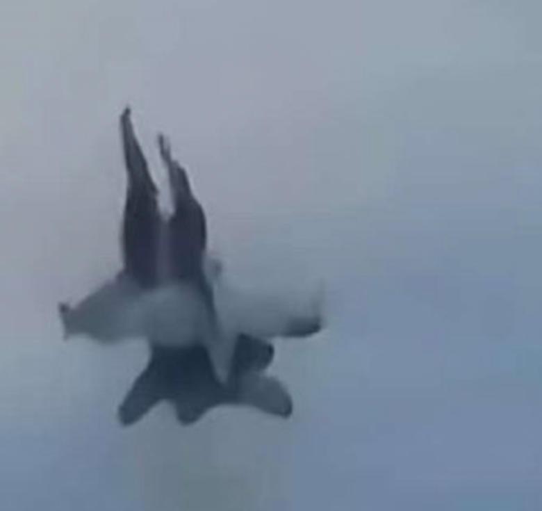 美国海军E/A-18G整个坠机过程，最应该点赞的不是弹射座椅，而是4名技术精湛飞