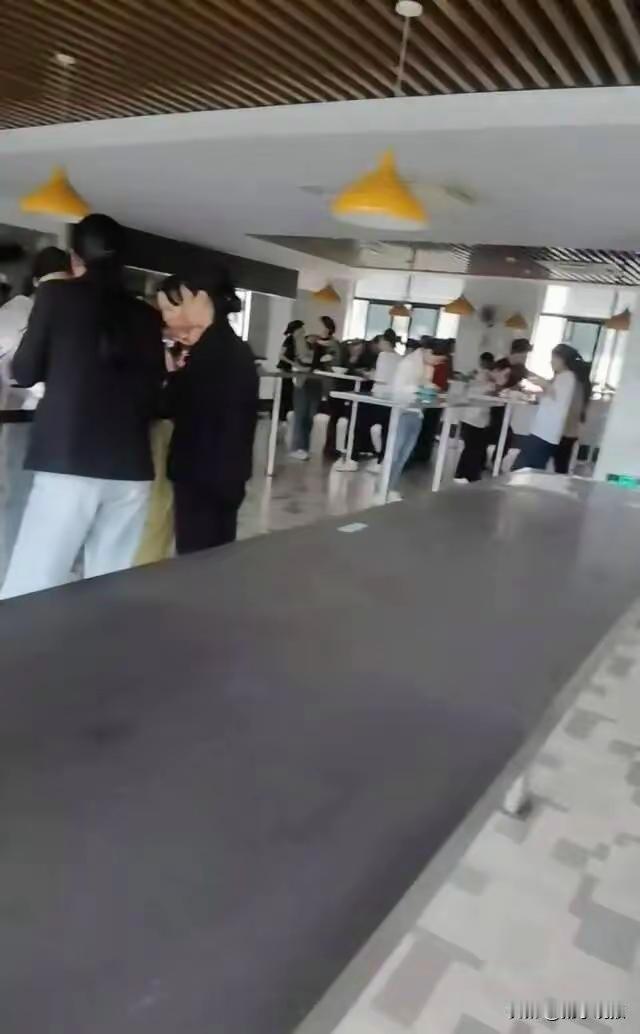 浙江一公司，让员工站着吃饭。这家公司位于温州。看视频里，女性居多。内部工作人员