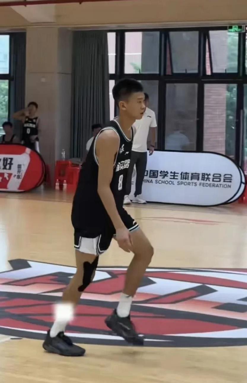 广东队可以有个子高的控卫了！为备战今年9月份在马来西亚举行的U16亚洲杯，20