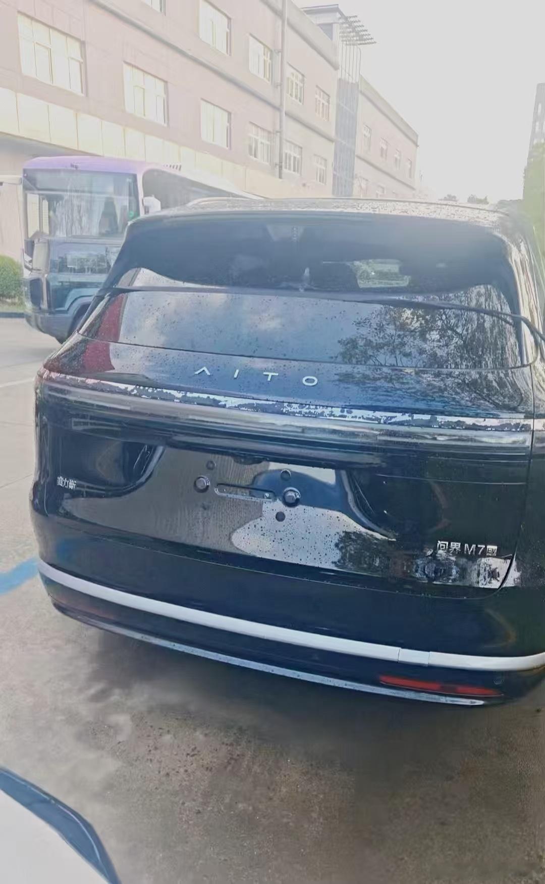 换代问界m7车尾实拍曝光，一丁点谍照伪装都不带可以看出华为确实刀法精准，连尾灯