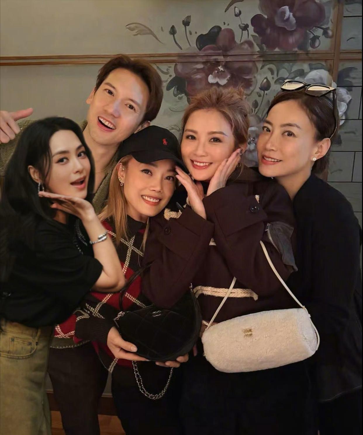 我竟然都没发现这张合照里阿娇是P上去的，因为阿娇个人原因缺席阿sa的生日会，阿娇