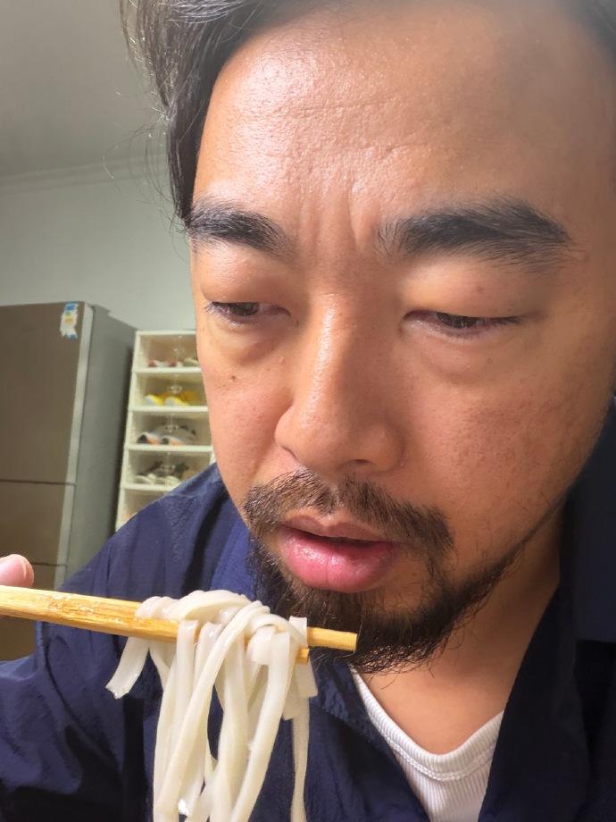 网红“峰哥”发文劝投资大佬段永平不要买泡泡玛特这家公司的股票，结果很快很快这家公
