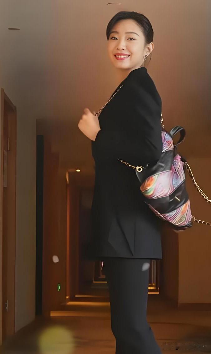 《老舅》老舅最牛的，不是他学习好还能折腾，也不是他有一群好哥们儿，而是他