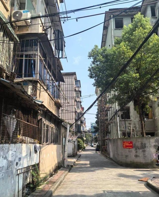 老破小房子的三种价值：一、最大的价值就是地段价值，你不要去看什么样的房子，一点都