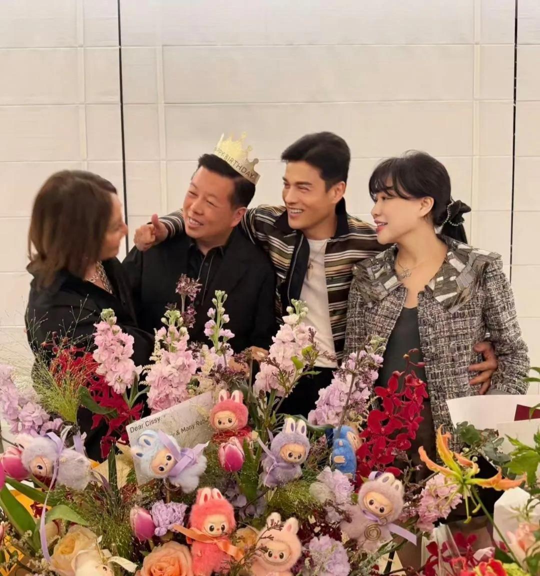 吕良伟和老婆杨小娟给好朋友过生日，四个人围在一起有说有笑，吕良伟更是搂着杨小娟，