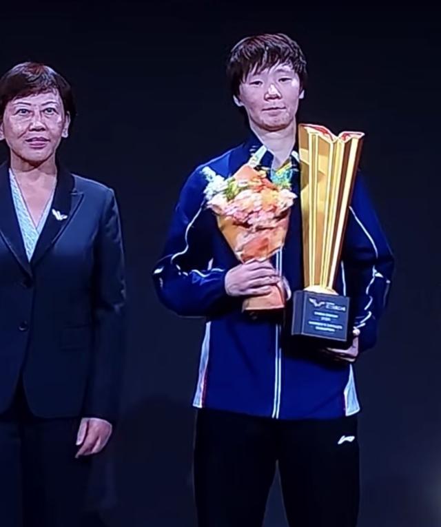 10月11日那天最累的人不是鳗鱼，而是这个颁奖嘉宾！这个嘉宾给鳗鱼颁完奖后