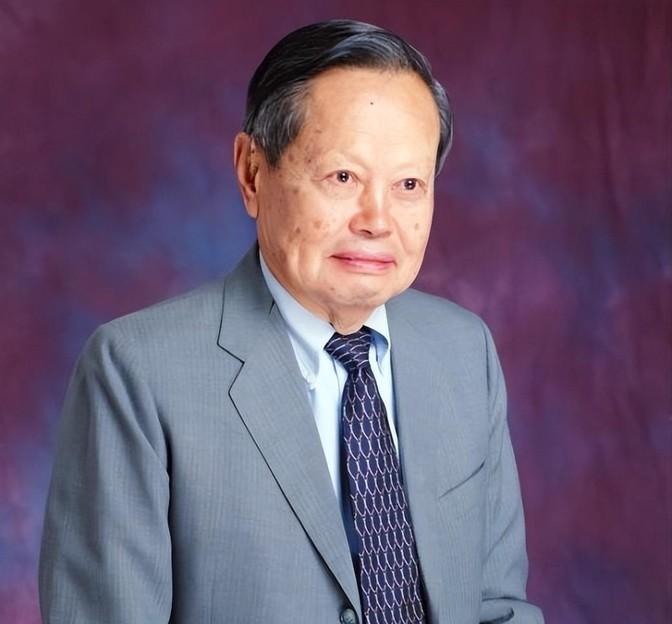 2012年，杨振宁曾顶着骂名阻止建造2000亿的大型粒子对撞机，这也惹怒了中科院