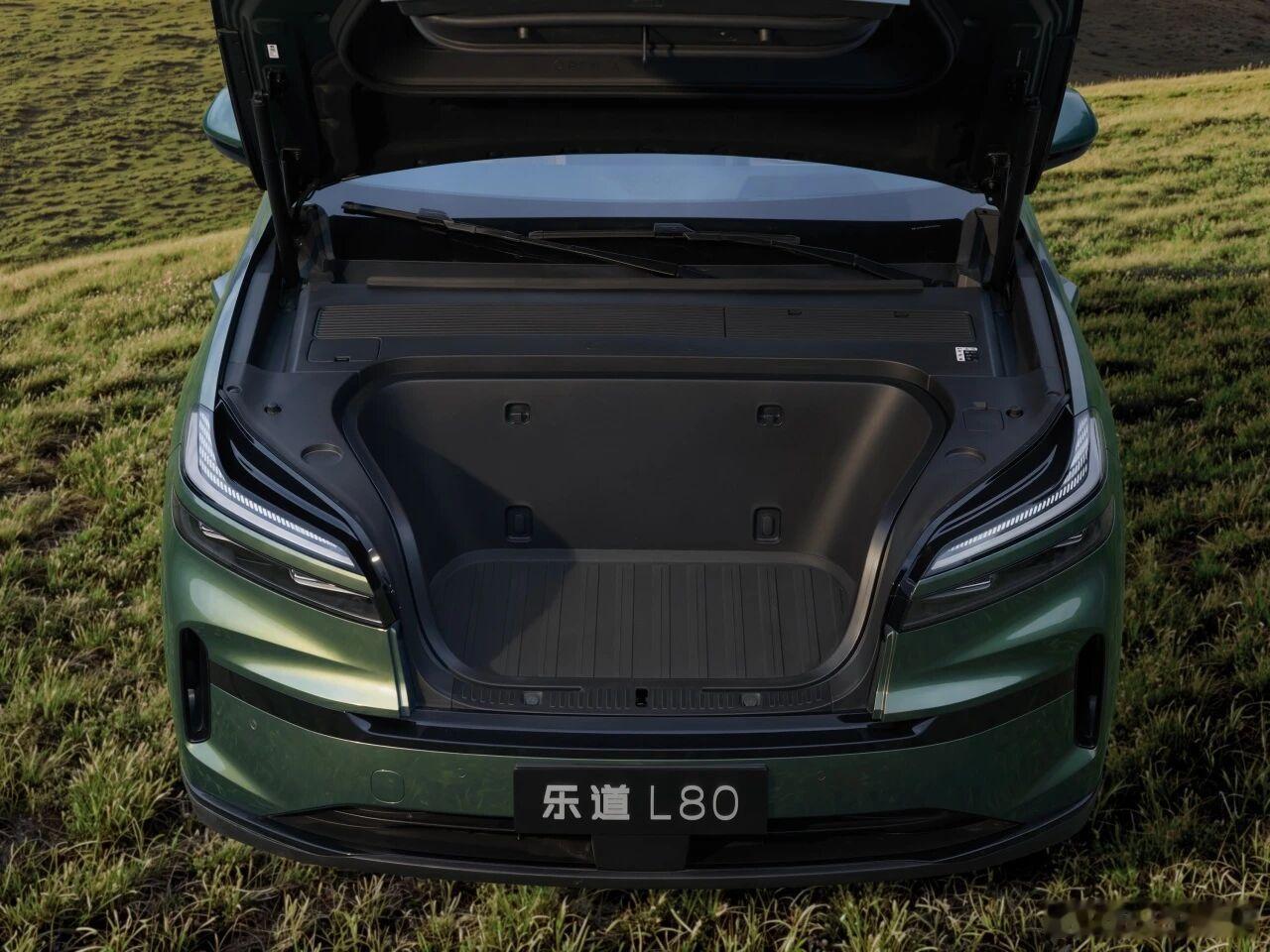 仔细看，后面四张图完全不同。大五座、可换电、世界模型，加上后备箱这么多组合，价格