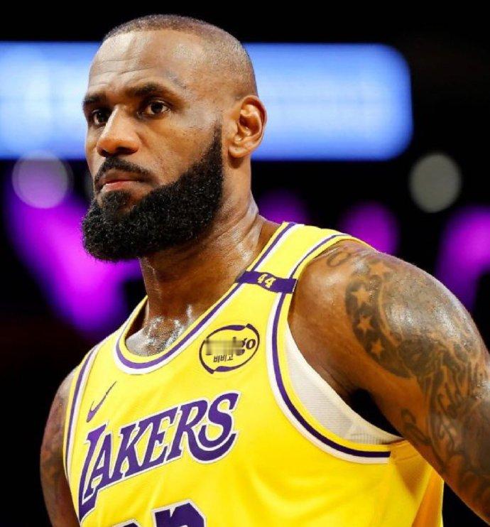 洛杉矶湖人湖人跟队记者Buha在播客节目中谈到了詹姆斯。“客观的说，单论表现而