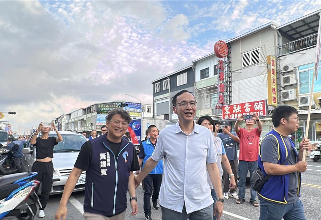 跟民进党不同党就要被罢免？朱立伦赴台东力挺蓝委黄建宾国民党主席朱立伦1日傍晚陪