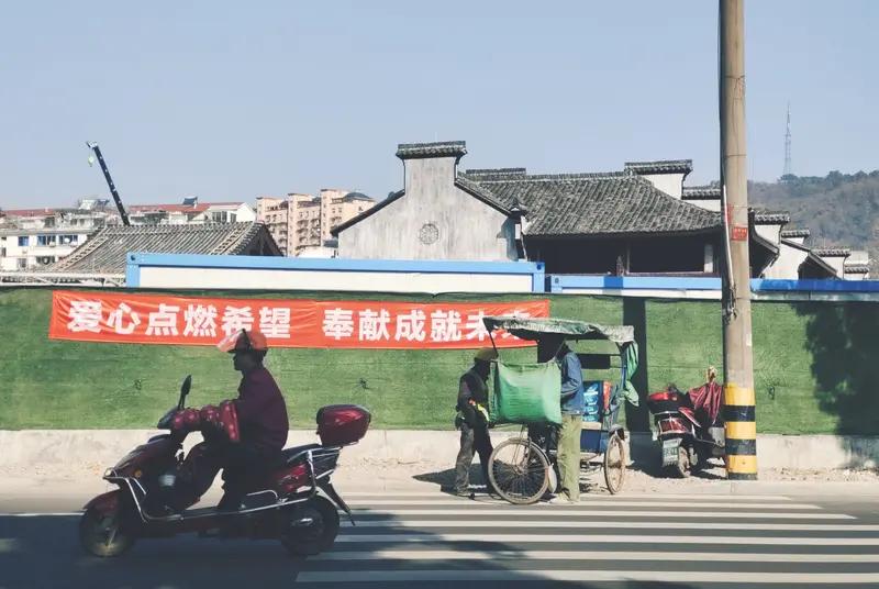 人生的终极意义，哪有那么复杂。哲学家们把它说得天花乱坠，其实说白了，就是心里踏实