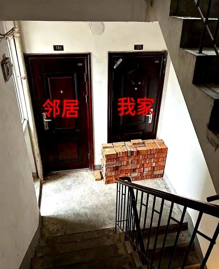 我家门口，被一堆砖头封死了。外卖盒子上凝结的水珠正顺着手指往下滴，刚下班的电