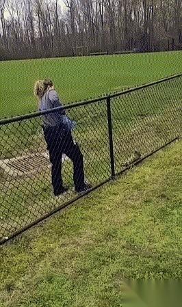 连开8枪。整整8枪，才放倒一只浣熊。我以前总觉得《生化危机》里那些玩意儿是纯