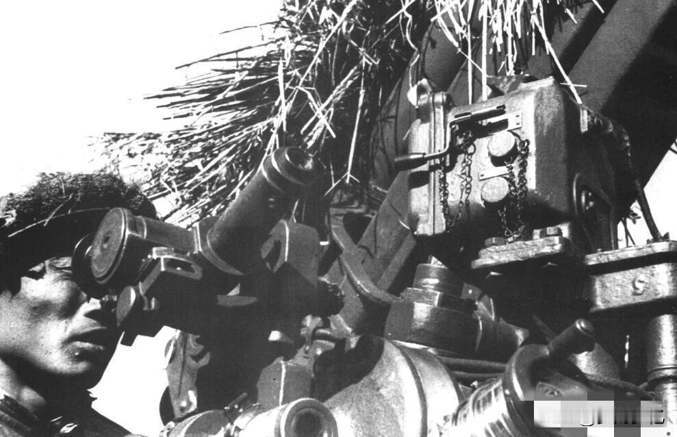 1951年，朝鲜，一名高炮连长违命将炮口对准1800米外的美机群：他用炮管拼出的