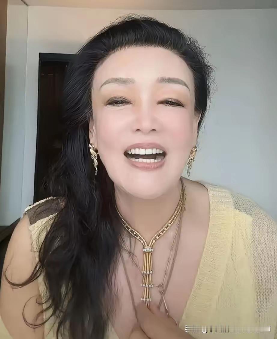 祝福，祝福。初七这天，筱梅顺利诞下小宝宝，这可是家里的大喜事！可兰姐呢，一开始在