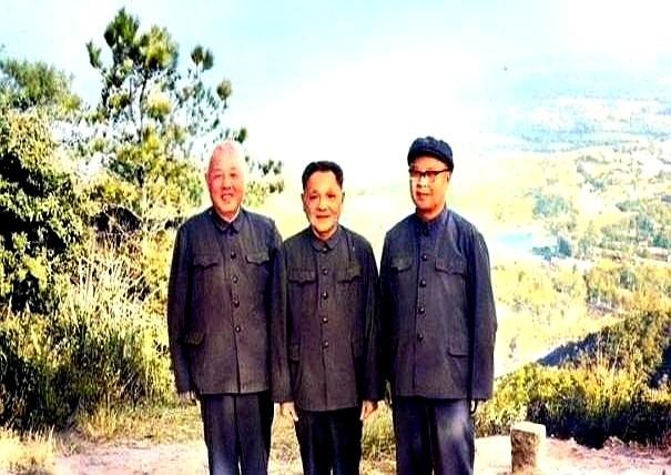 一张老照片，两个男人在广州白云山顶上，笑得没心没肺。一个叫韦国清，一个叫苏振