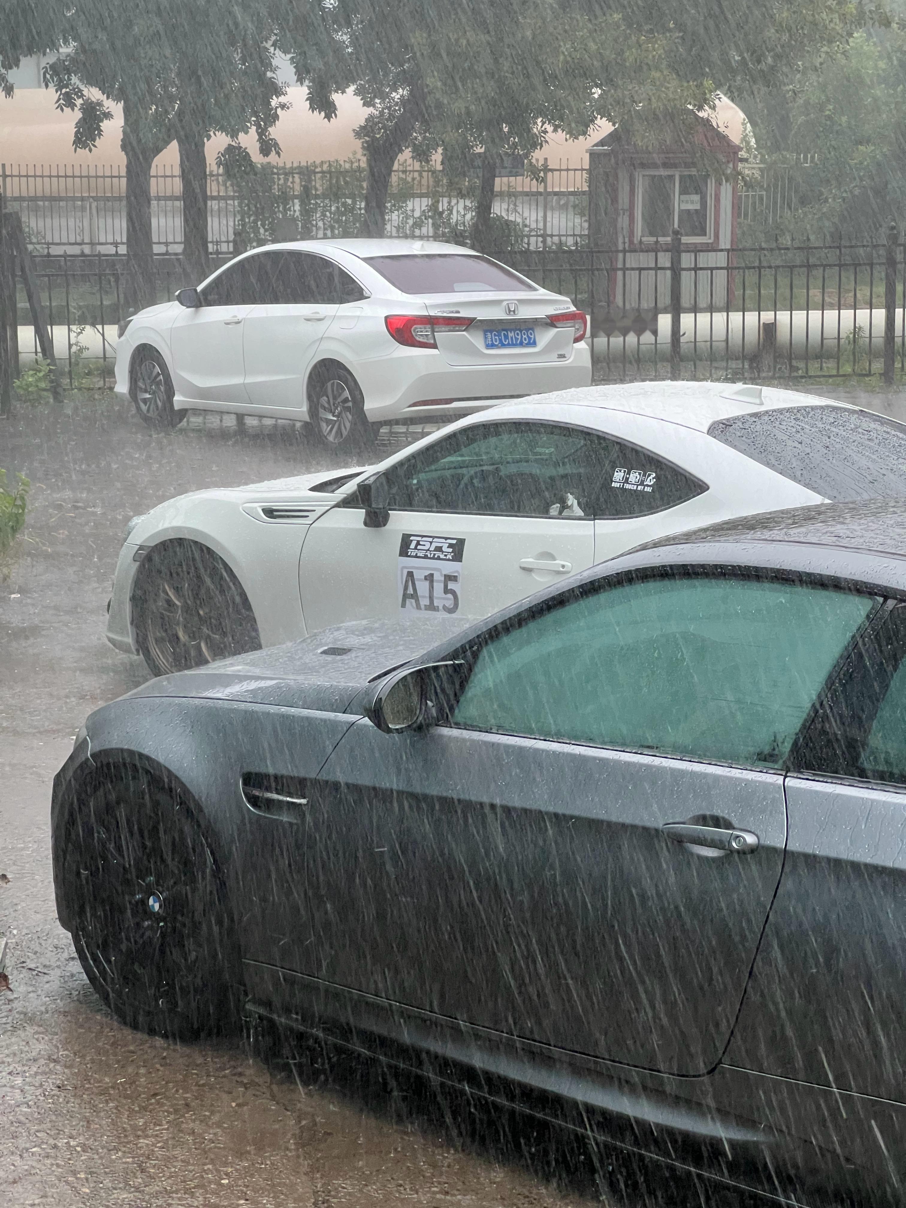 下雨天开BMW如果要涉水，一定要慢，并且如果水深点的话，干脆就别走，或者换条路。