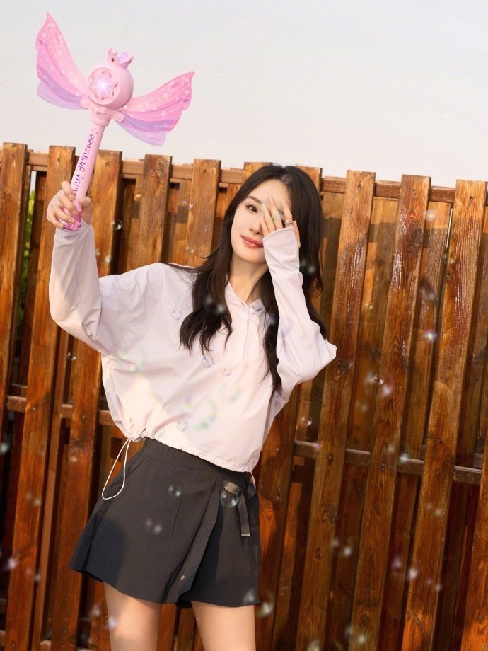 杨幂私下性格好鲜活杨幂骨子里自带鲜活劲儿，私下永远活泼灵动，不刻意凹人设，长年不