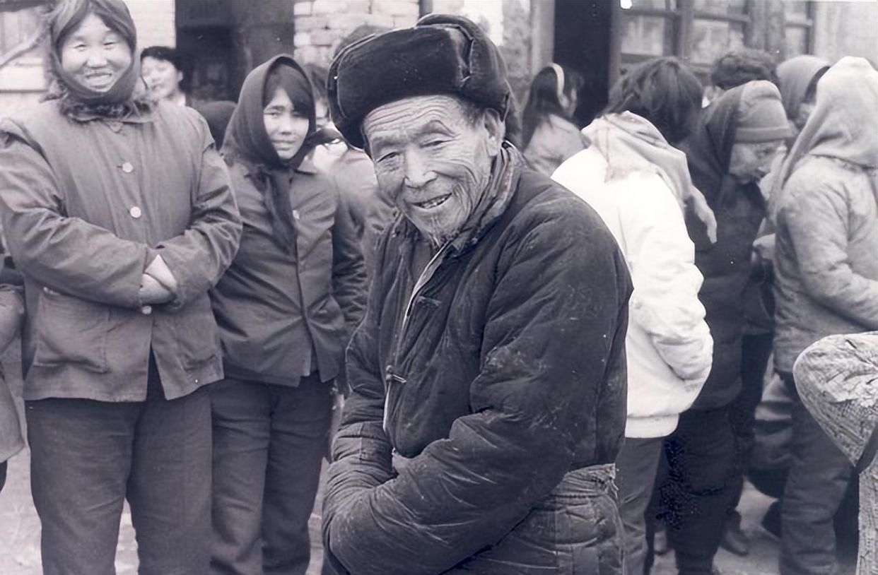 1986年的一天，湖南醴陵71岁的老汉张德仁正在地里忙活着，他的女儿风风火火的赶