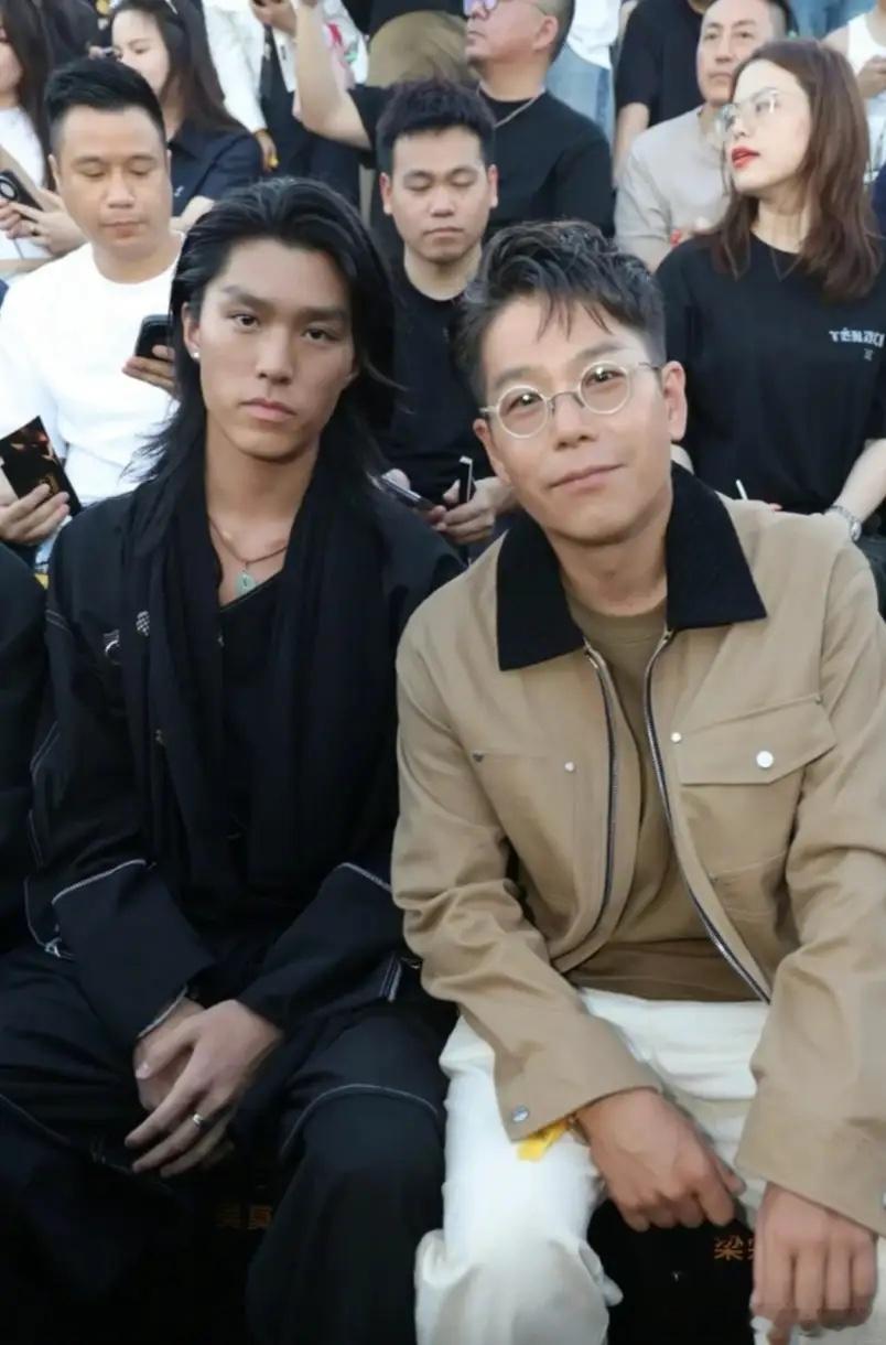 林晓峰与前妻出席儿子毕业礼，离婚6年关系良好，前妻称仍像家人！