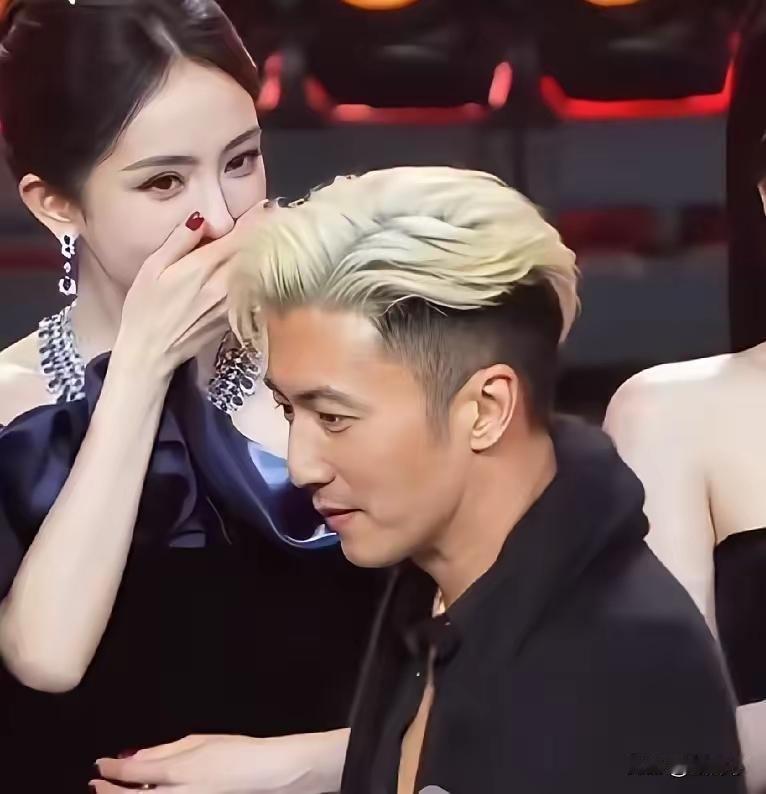 果然还是女人最懂女人，我问我闺蜜，微博之夜，杨幂站在谢霆锋身后为什么捂着嘴？