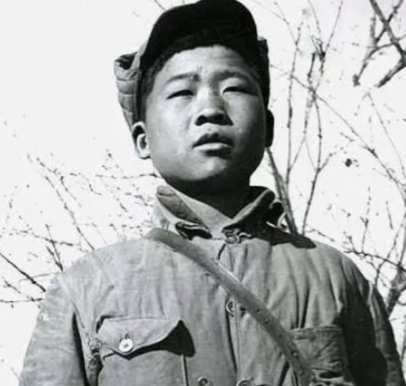 1942年，16岁的八路军小战士宋双来，在送信回去的途中，遭遇了日伪军的骑兵队。