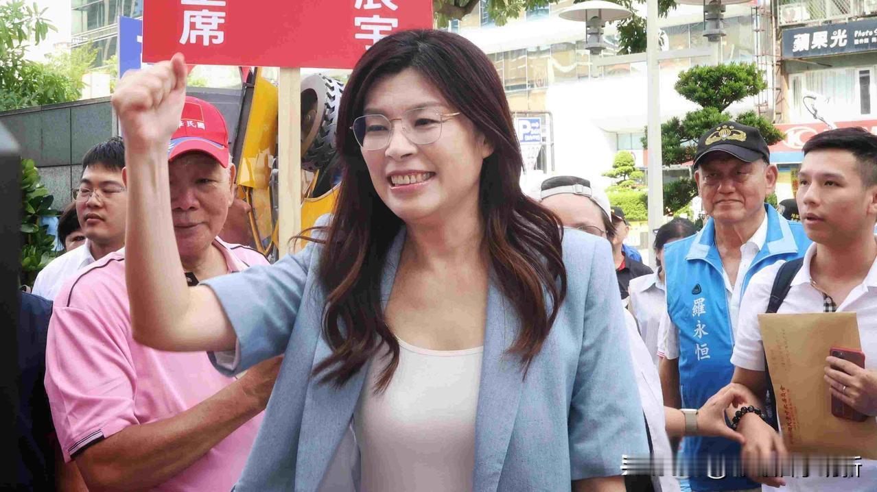郑丽文突然领跑，党内大佬沉默，背后金主是谁？郑丽文最近突然火了，她不是最被看