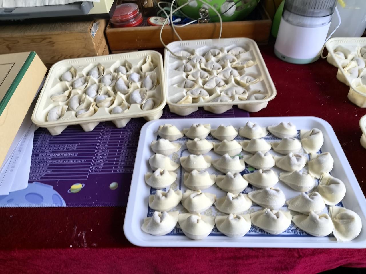 今天上班包馄钝，140个馄饨已经包好，快来吃啊！馄饨家庭小馄饨手工现包