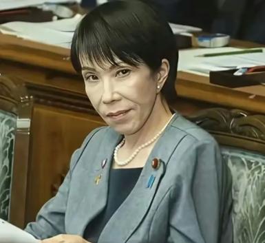 我奶奶压根不知道高市早苗是谁，可当我给奶奶看了她的照片，她居然吓了一跳，还很严肃