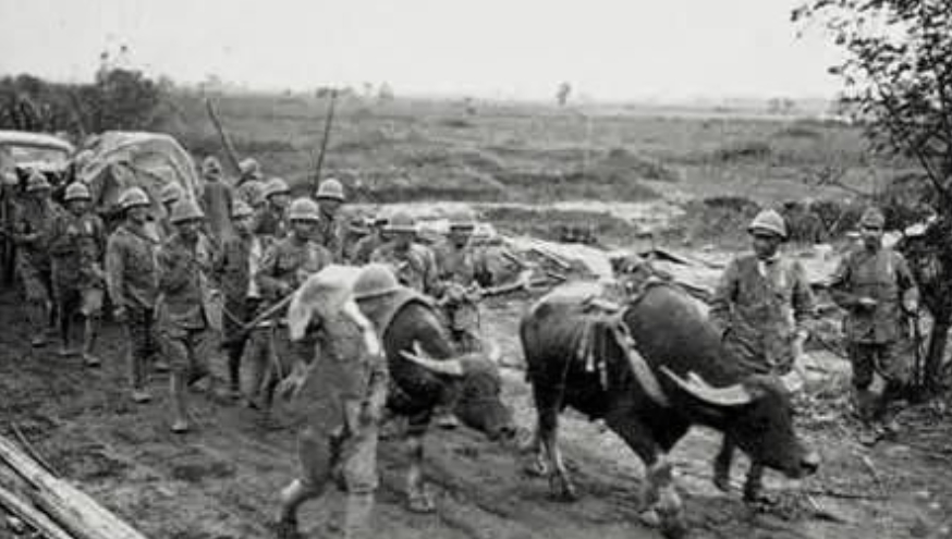1942年秋，风里夹着凉意。笆斗村的土路上突然闯进一个穿黄军装的日本兵，腰挂刺刀