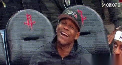 这球场上最疯的，不是那个一节末尾连进3个三分的新秀谢泼德。而是替补席上，那个捂