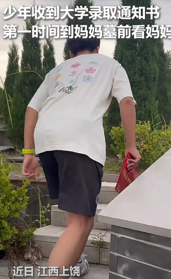 带着妈妈照片走进考场的小伙，在接到大学录取通知书后，第一时间就来到妈妈墓前，眼中